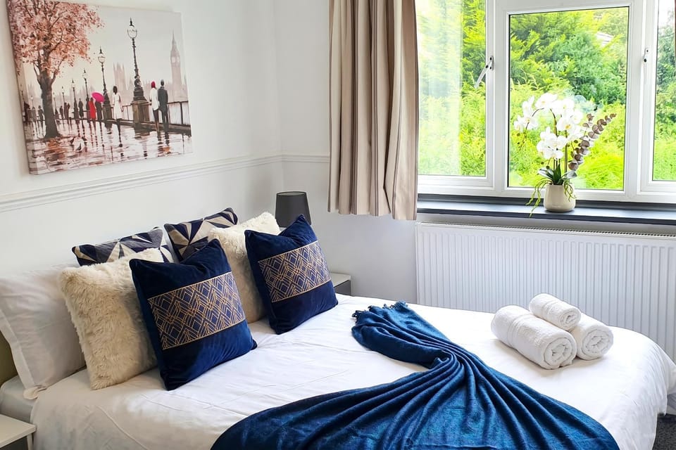 Bed, Photo of the whole room, Bedroom, towels