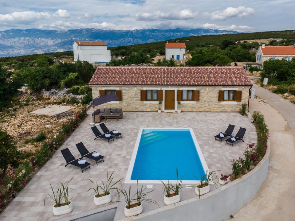 Property building, Swimming pool, sunbed