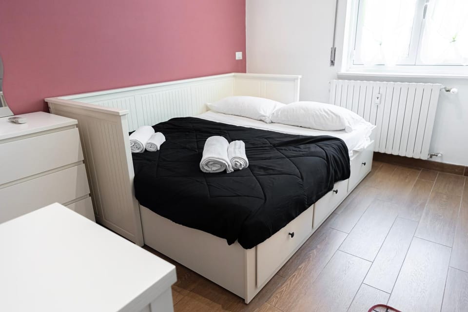 Bed, Photo of the whole room, towels