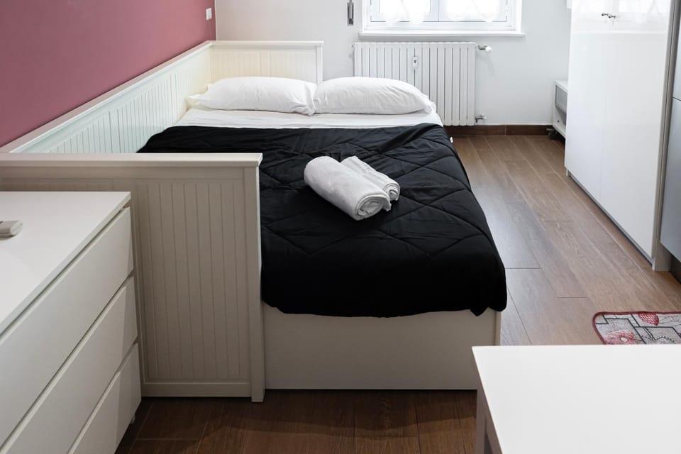 Bed, Photo of the whole room, Bedroom, towels