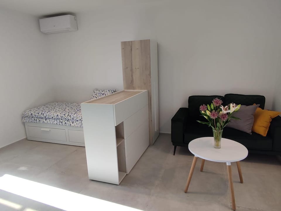 Bed, Photo of the whole room, Seating area