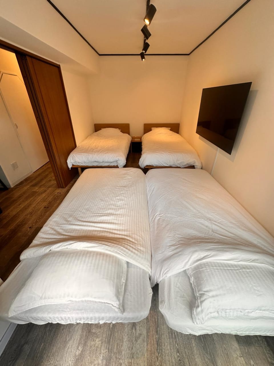 Bed, TV and multimedia, Bedroom