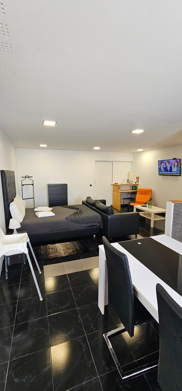 Bed, TV and multimedia, Kitchen or kitchenette, Living room, Dining area