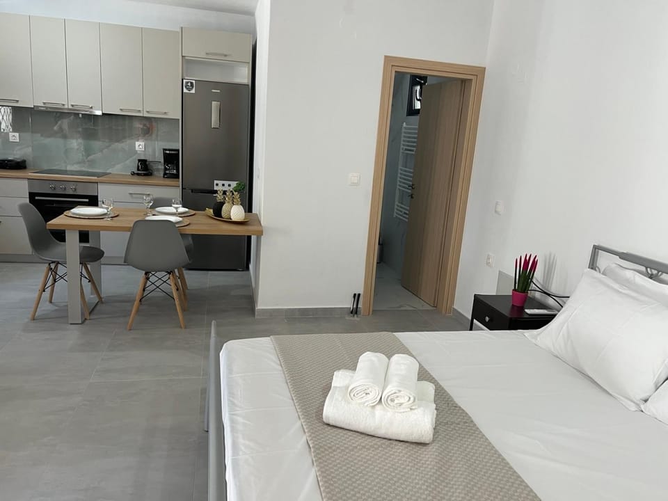 Bed, Kitchen or kitchenette, Photo of the whole room, Dining area, Bedroom, pet friendly, stove, towels