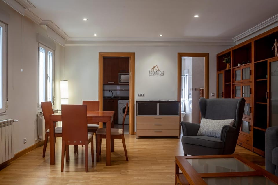 TV and multimedia, Living room, Seating area, Dining area