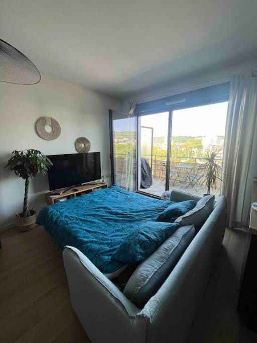 Bed, TV and multimedia, Living room, Seating area