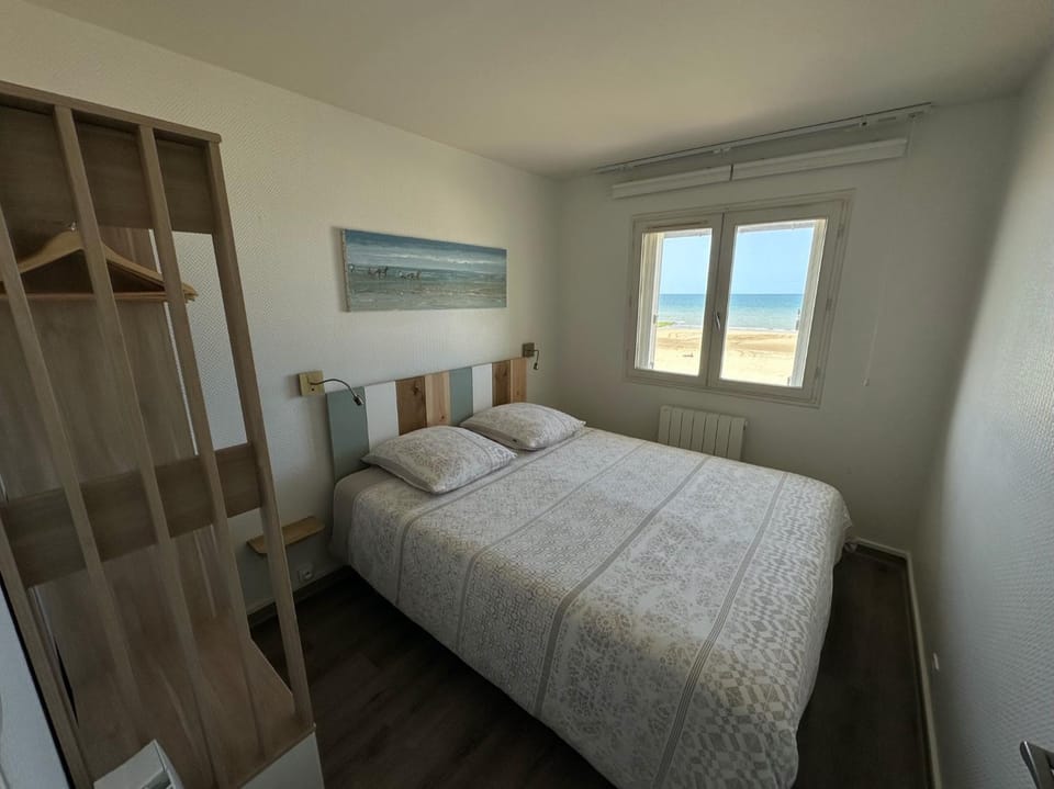 Photo of the whole room, Bedroom, Sea view