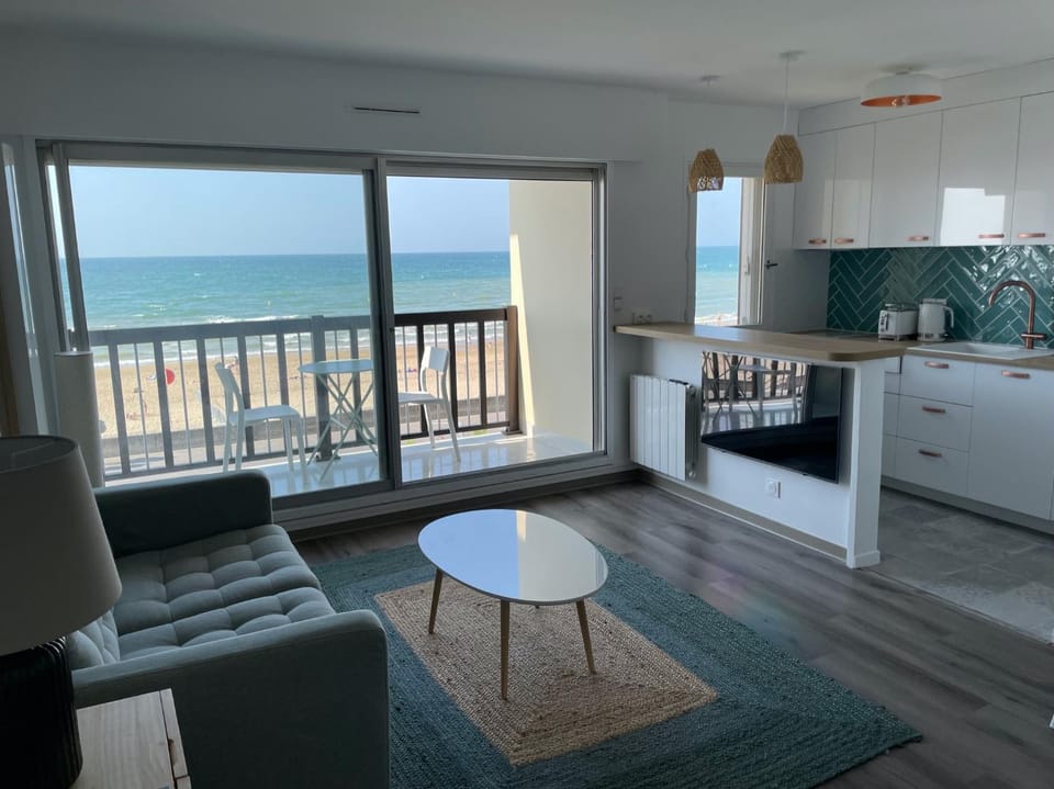 Communal lounge/ TV room, Natural landscape, TV and multimedia, View (from property/room), Balcony/Terrace, Kitchen or kitchenette, Living room, Lounge or bar, Seating area, Beach, Sea view, kitchen