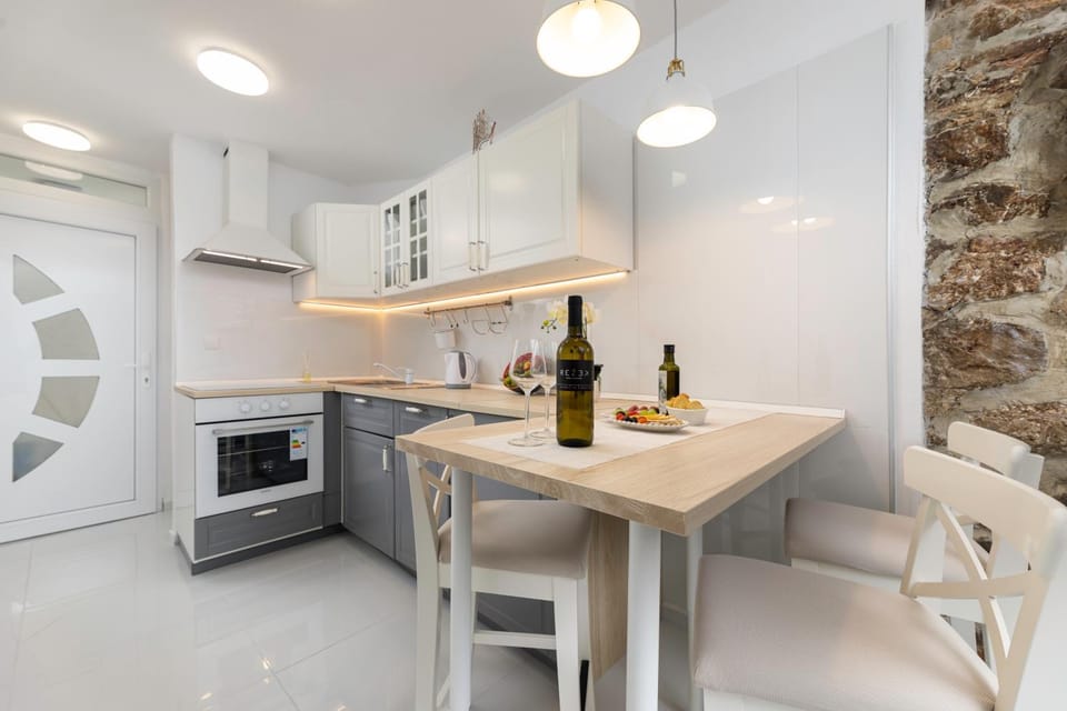 Kitchen or kitchenette, Dining area, dishwasher, stove