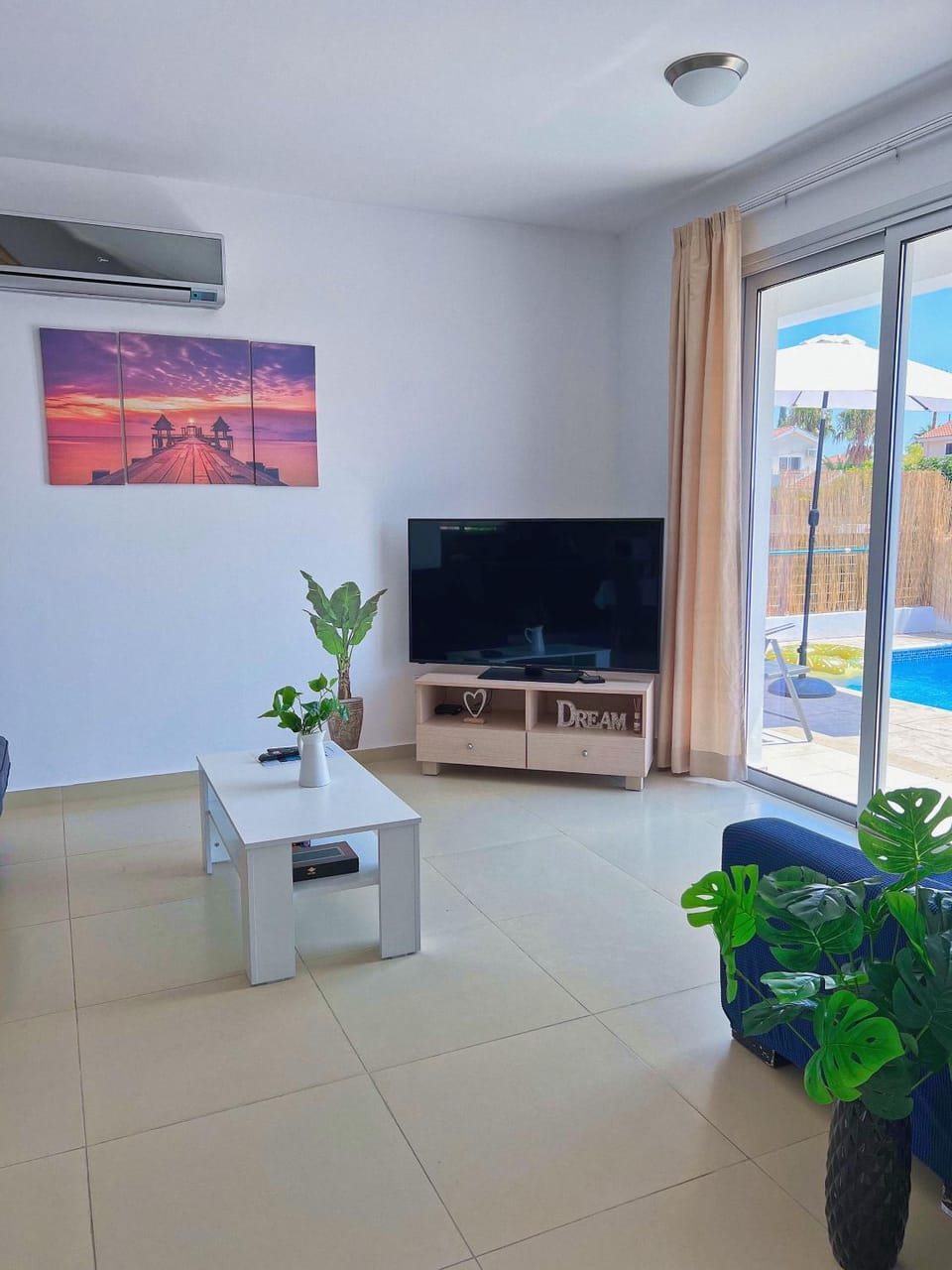 TV and multimedia, Living room, Pool view, air conditioner