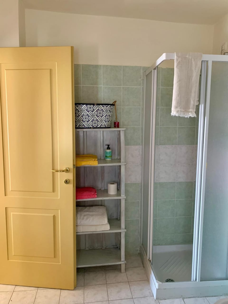 Shower, Bathroom, towels
