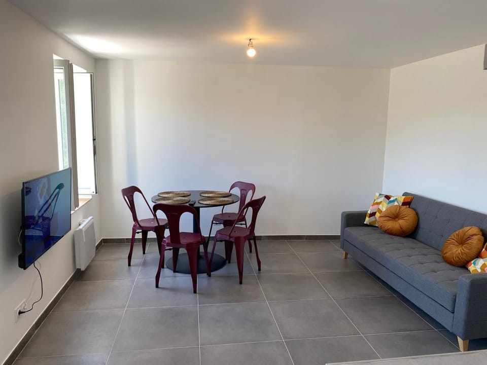 TV and multimedia, Living room, Dining area