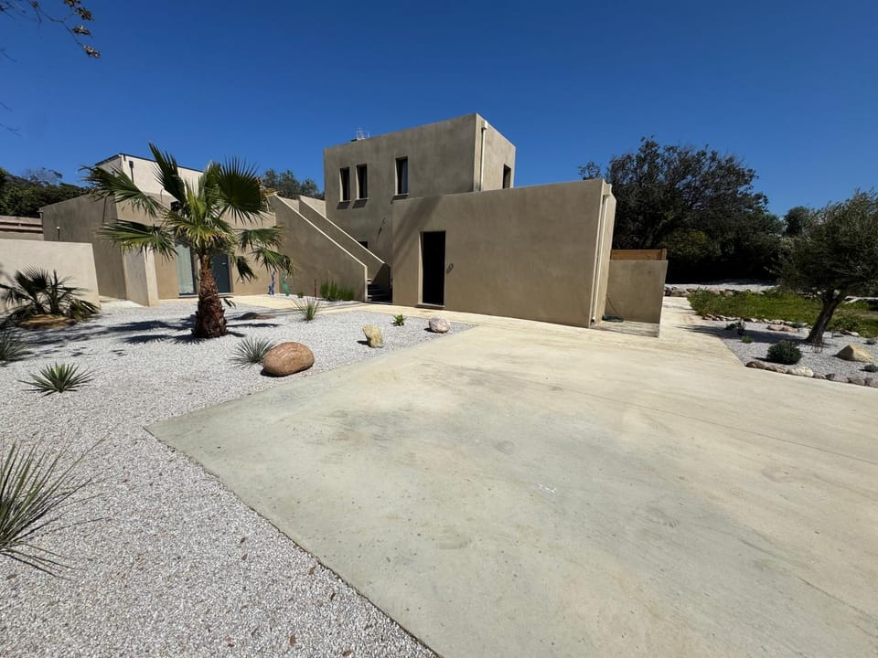 Property building, Day, Garden, Garden, Garden view, Parking