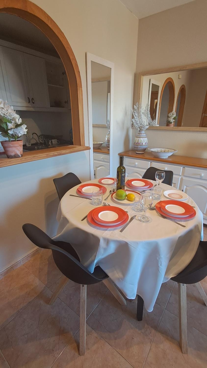 Kitchen or kitchenette, Living room, Food and drinks, Seating area, Food