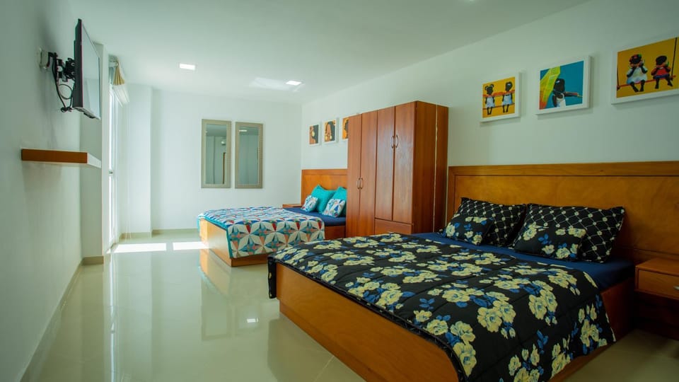 Bed, TV and multimedia, Photo of the whole room, Seating area, Bedroom