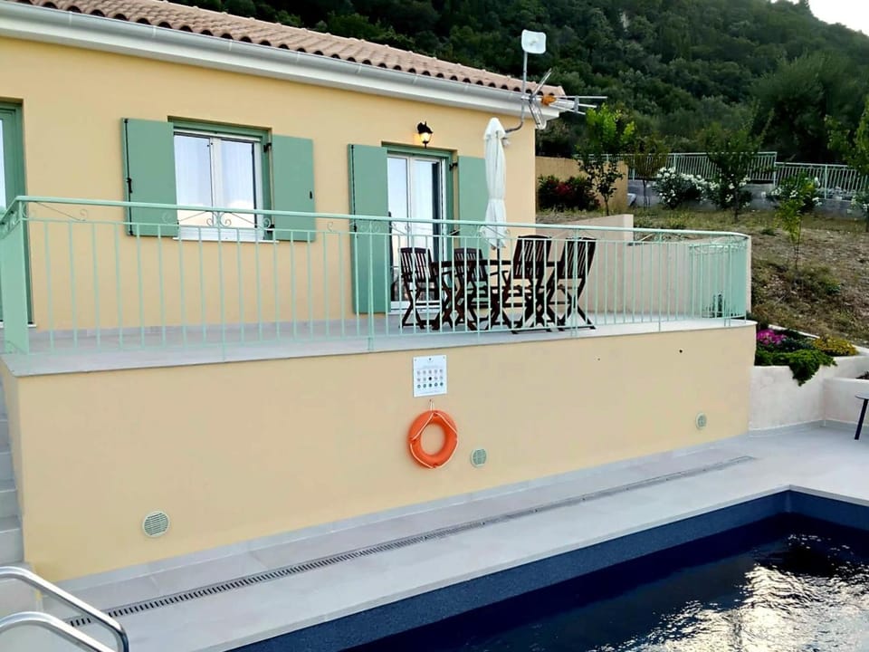 Property building, Natural landscape, View (from property/room), Balcony/Terrace, Dining area, Mountain view, Pool view, Swimming pool