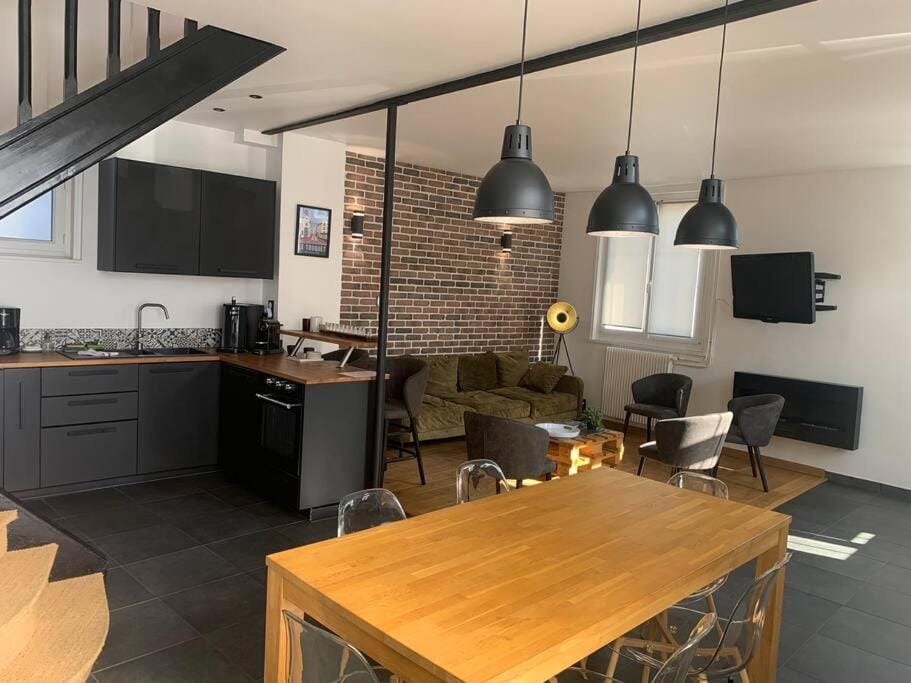 Kitchen or kitchenette, Dining area