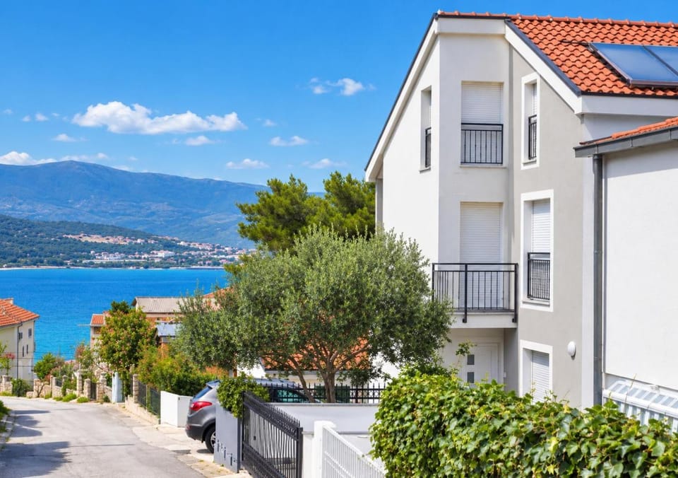 Property building, Day, Natural landscape, Mountain view, Sea view