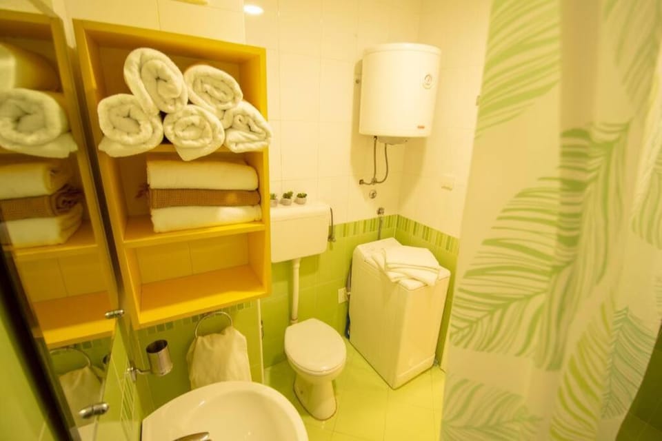 Yellow Circles Apt. on great location NEW Apartment in Novi Sad