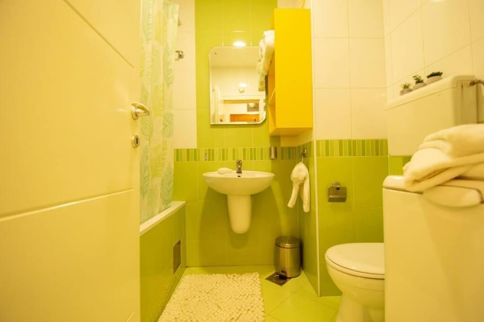 Yellow Circles Apt. on great location NEW Apartment in Novi Sad