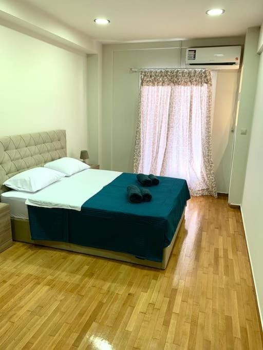 Spacious 4-Bedroom Family Home, 100m from Metro Apartment in Athens
