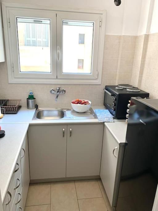 Spacious 4-Bedroom Family Home, 100m from Metro Apartment in Athens