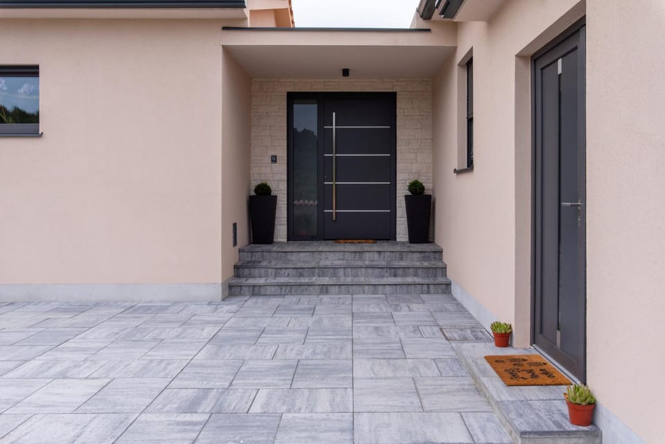 Patio, Facade/entrance, Day