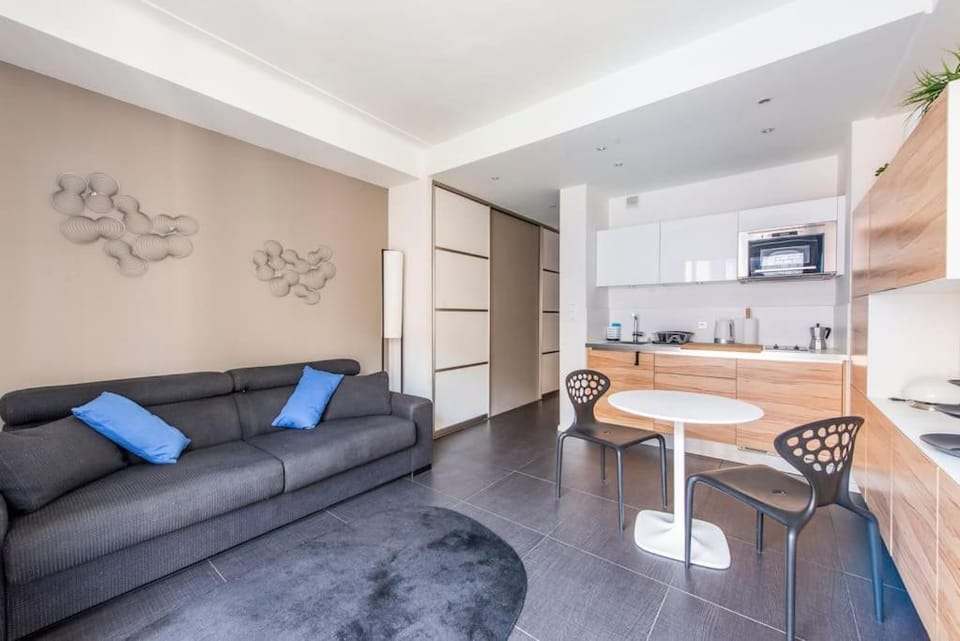 Balcony-Beautiful-Central-1 block beach-A.C-WIFI Apartment in Nice