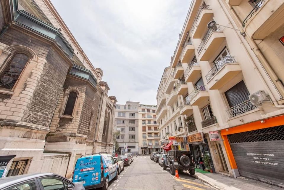 Balcony-Beautiful-Central-1 block beach-A.C-WIFI Apartment in Nice