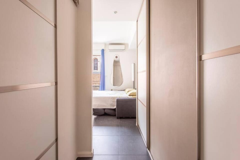 Balcony-Beautiful-Central-1 block beach-A.C-WIFI Apartment in Nice