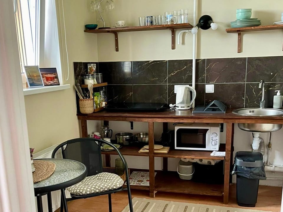 Coffee/tea facilities, Kitchen or kitchenette, Dining area, stove