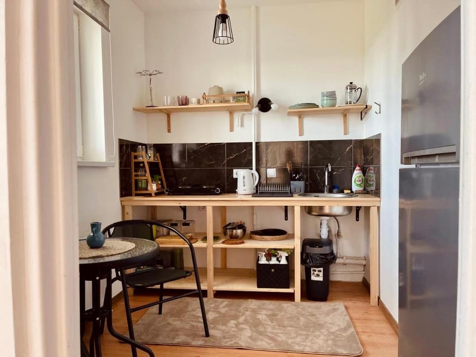 Coffee/tea facilities, Kitchen or kitchenette, Dining area