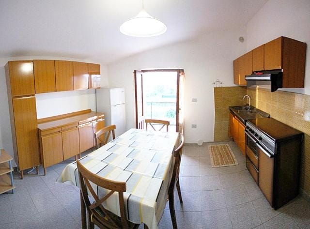 Kitchen or kitchenette, Dining area, minibar, pet friendly