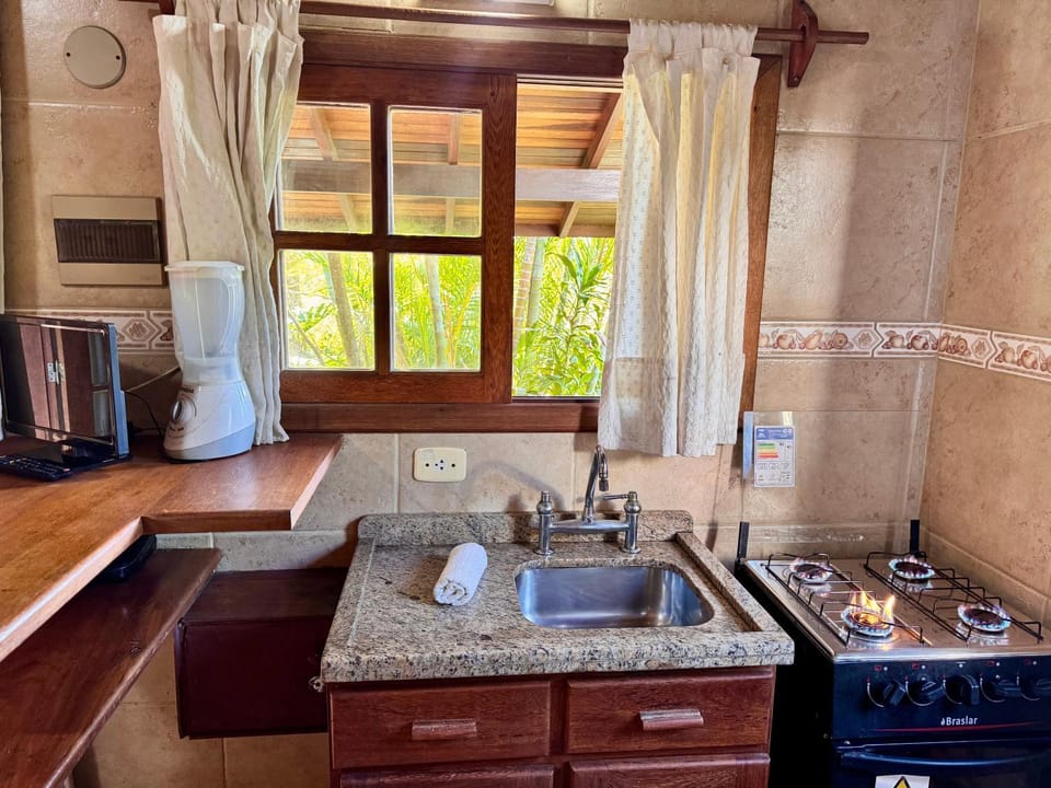 Coffee/tea facilities, Kitchen or kitchenette, stove