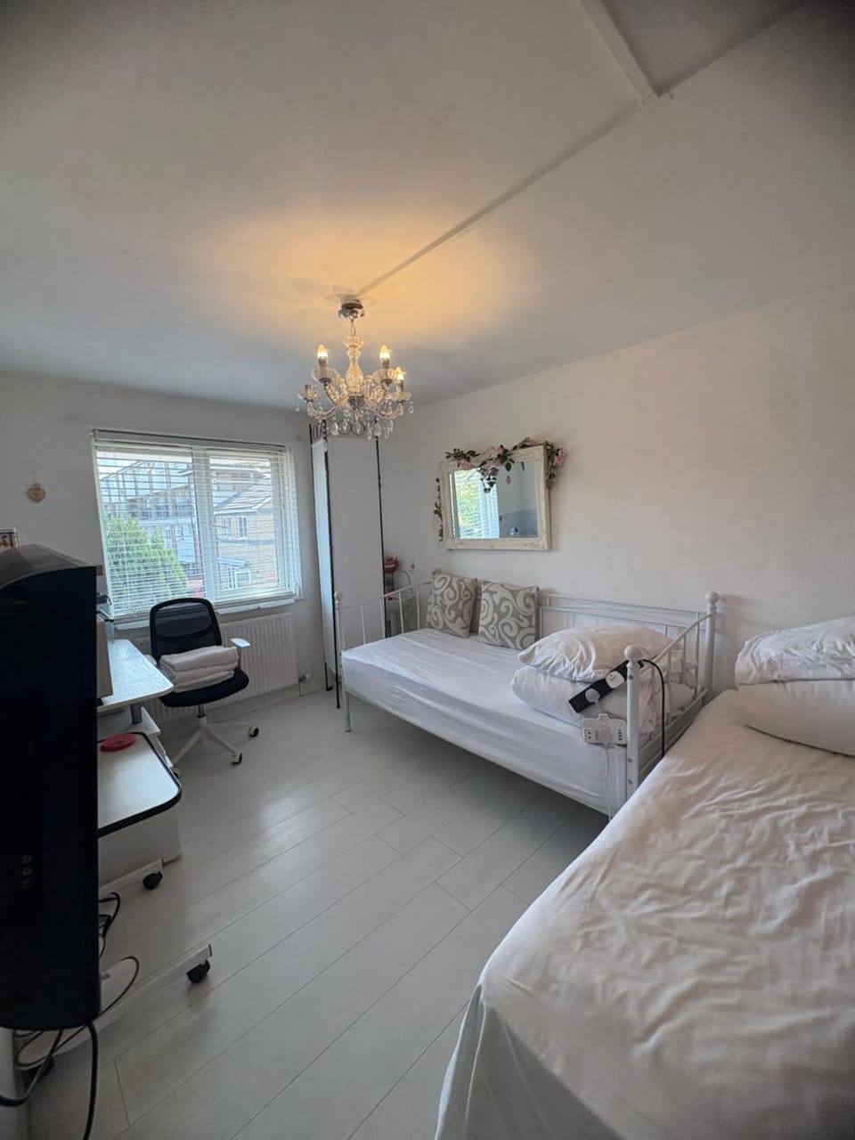 Happy Place with kitchenette- female only Bed and Breakfast in London Borough of Croydon