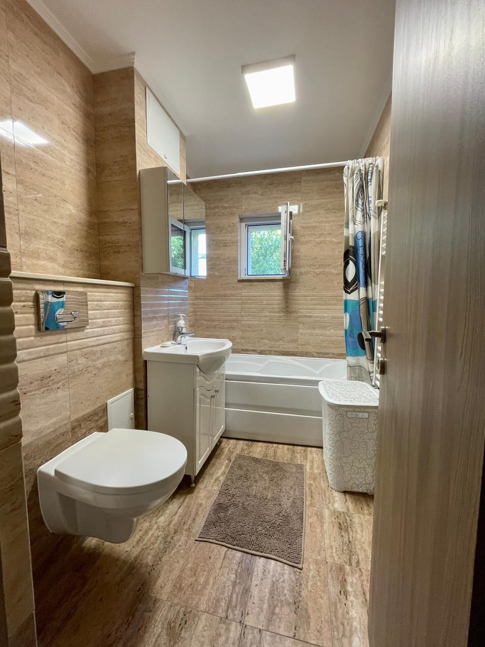 Toilet, towels