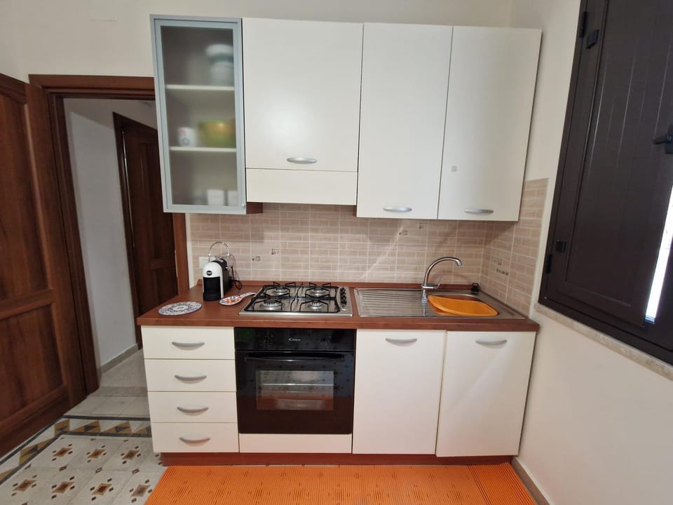 Kitchen or kitchenette, minibar, pet friendly, stove