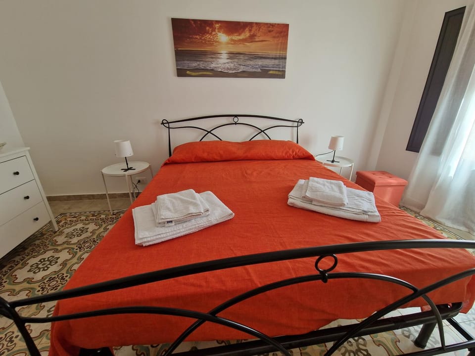 Bed, Bedroom, towels
