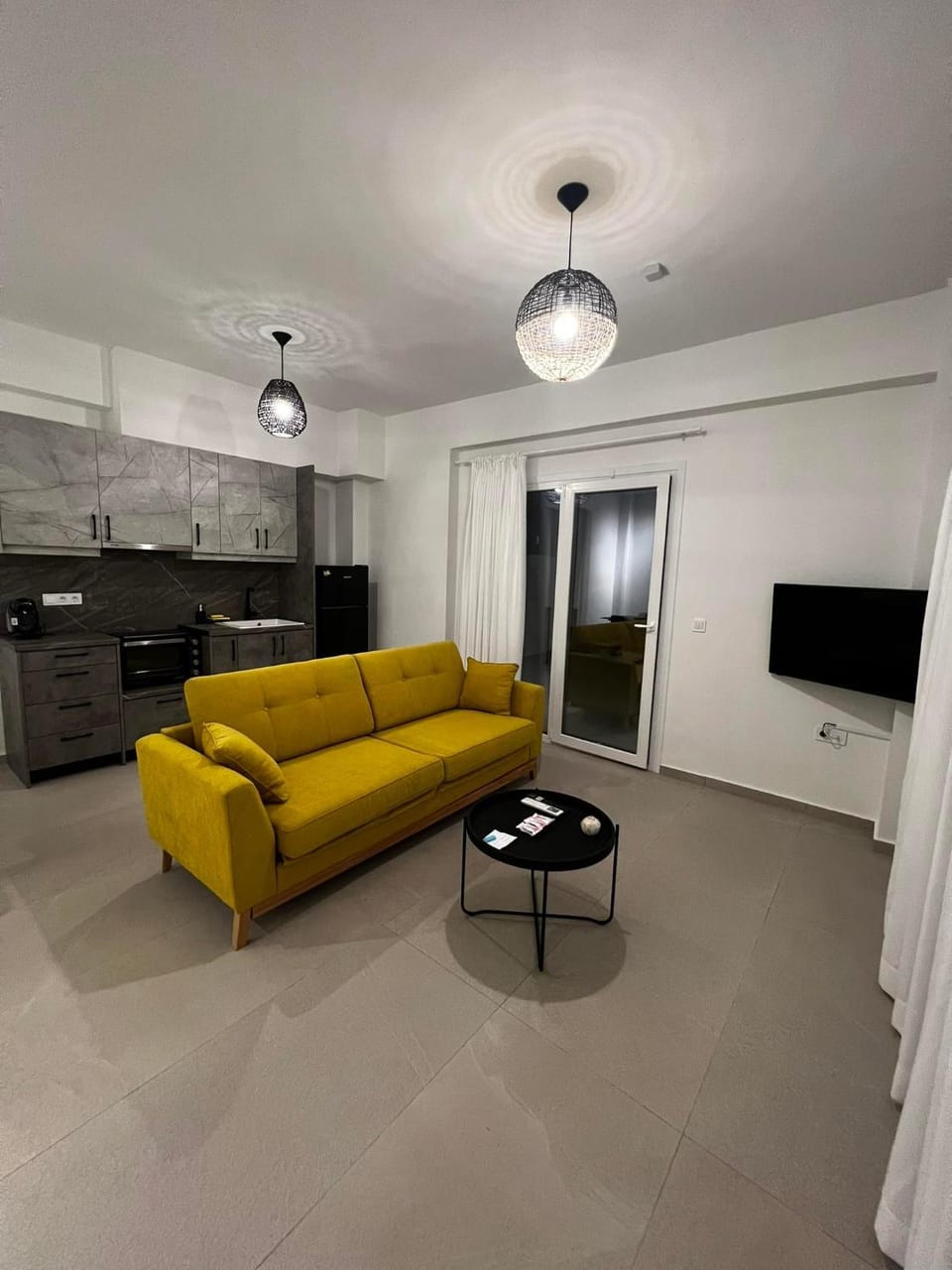 TV and multimedia, Kitchen or kitchenette, Living room, Seating area, stove