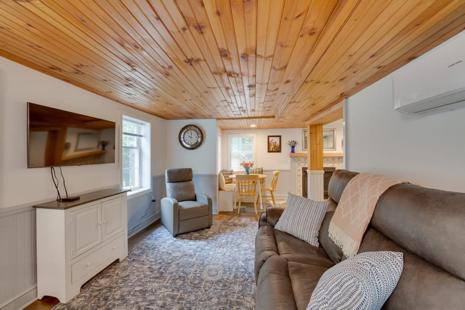 Charming Manheim Cottage w/ On-Site Animal Viewing House in Pennsylvania