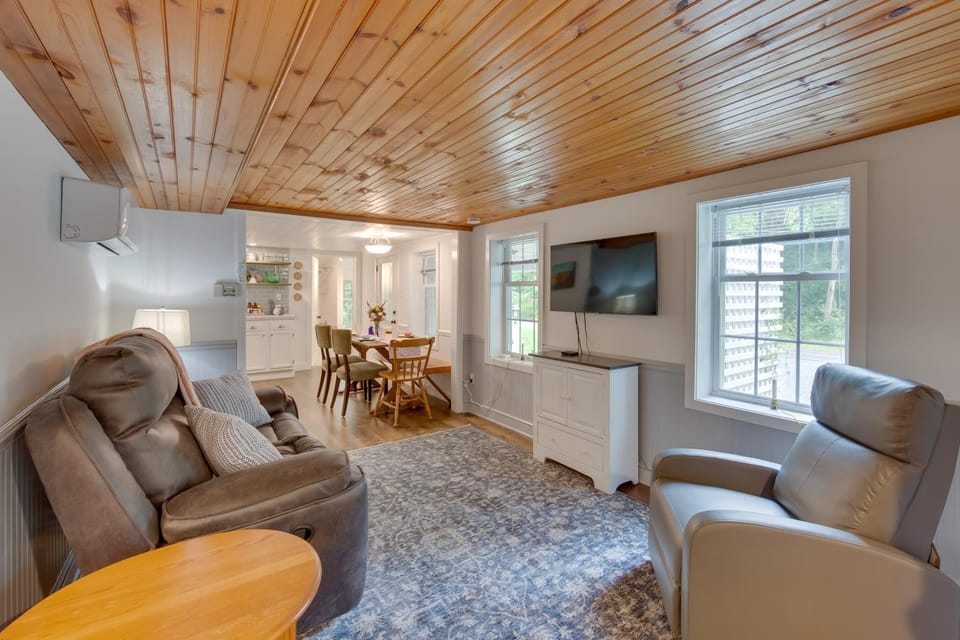 Charming Manheim Cottage w/ On-Site Animal Viewing House in Pennsylvania