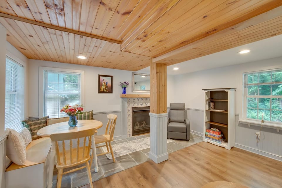 Charming Manheim Cottage w/ On-Site Animal Viewing House in Pennsylvania