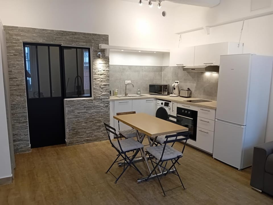 Kitchen or kitchenette, Dining area, minibar, pet friendly, stove, toaster
