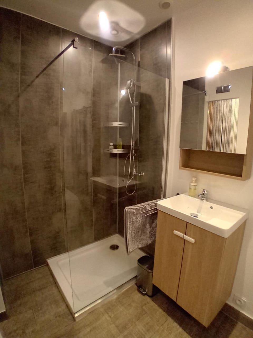 Shower, Bathroom, towels
