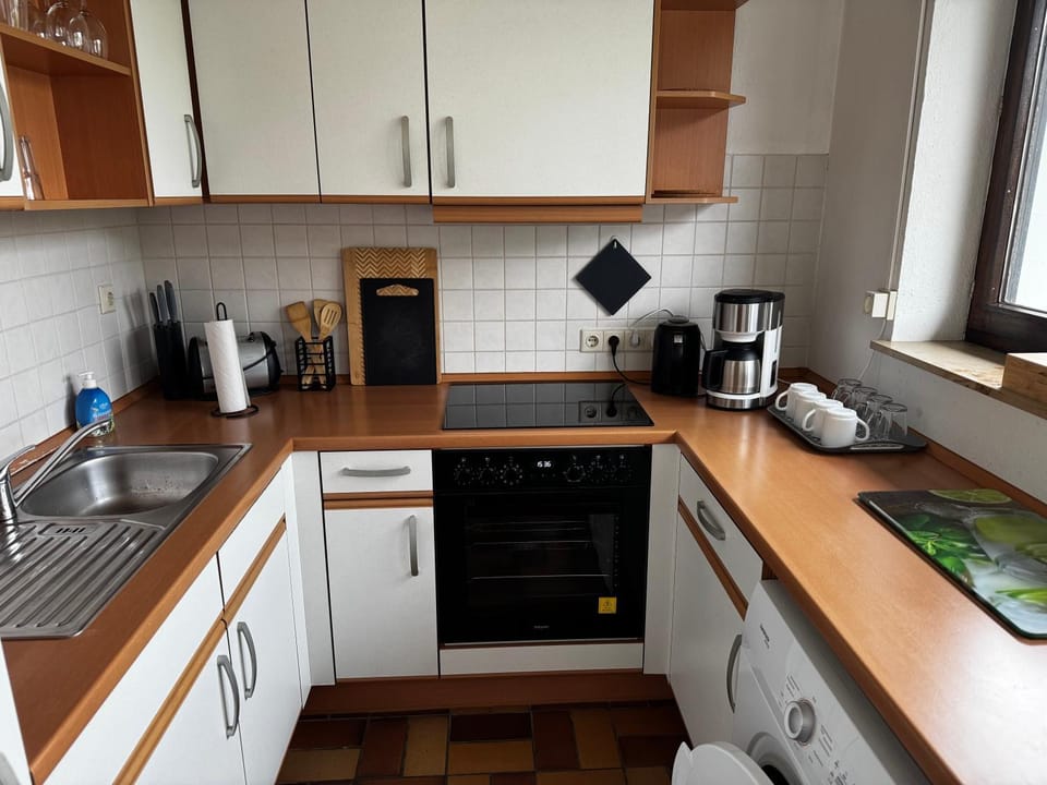 Coffee/tea facilities, Kitchen or kitchenette, minibar, oven, stove, toaster