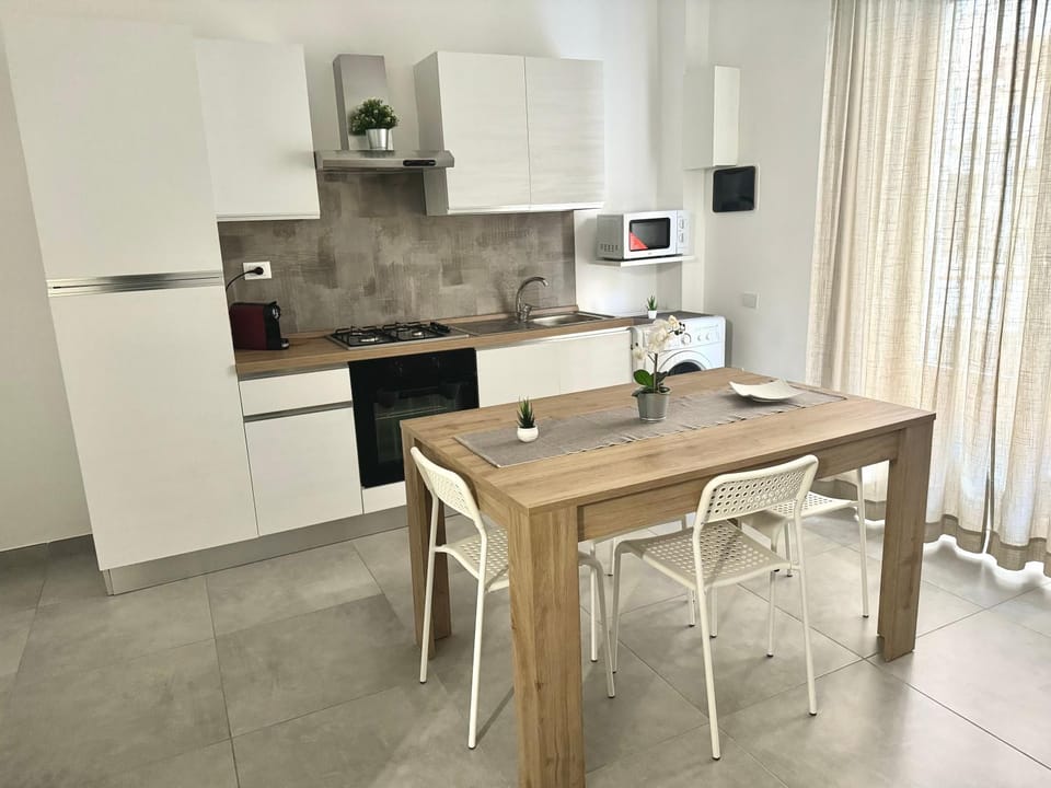 Kitchen or kitchenette, Dining area, minibar, pet friendly, stove