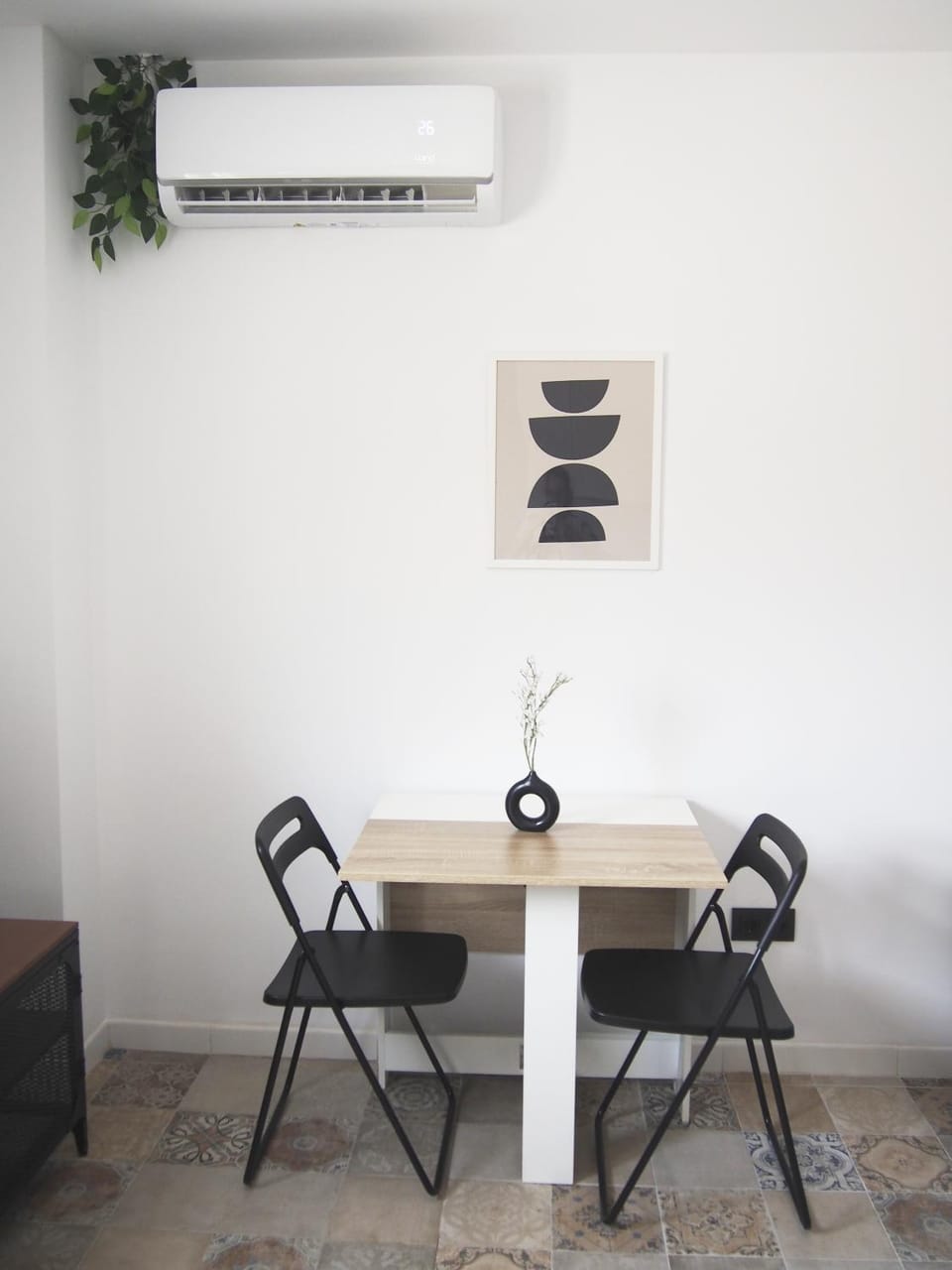Dining area, Lunch, internet, air conditioner