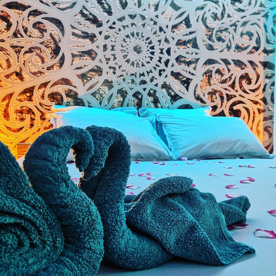 Bed, towels