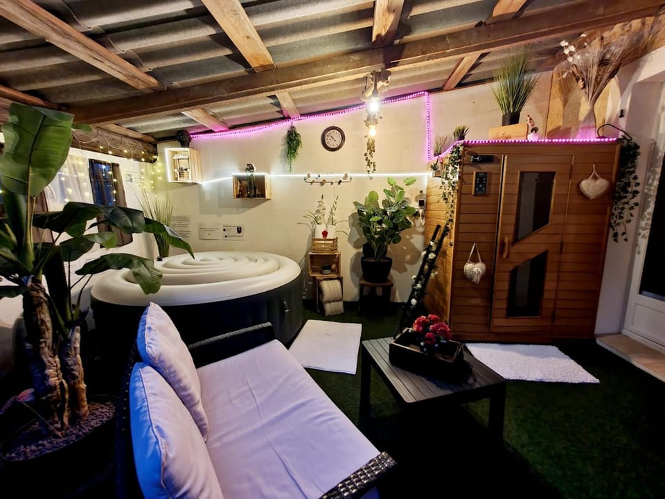 Night, Garden, Sauna, Living room, Spa and wellness centre/facilities, Seating area, Garden view, Area and facilities