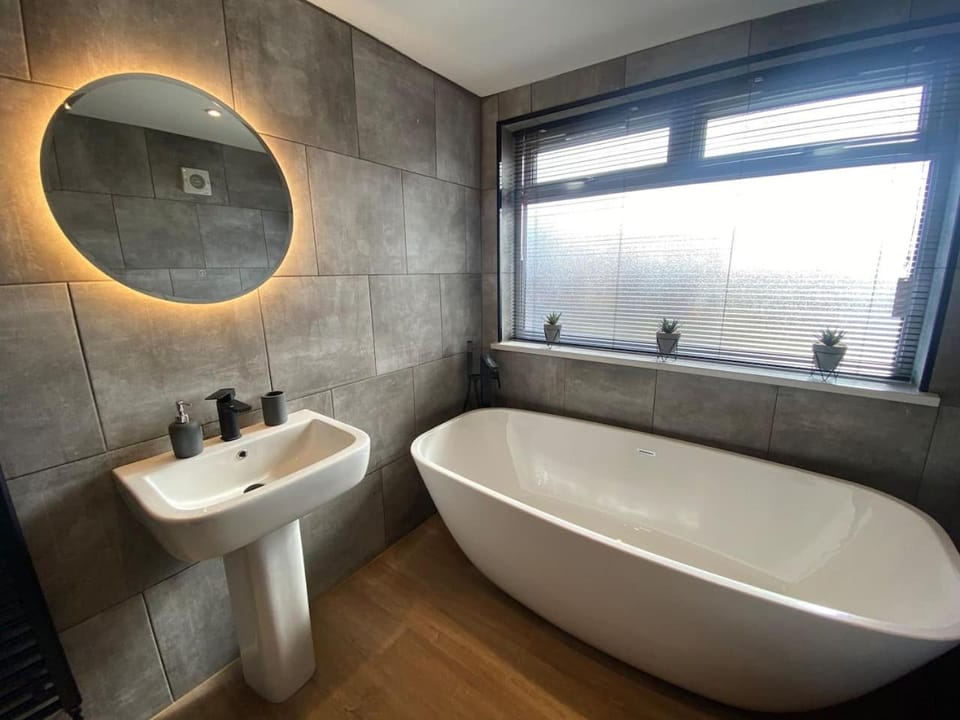 HOT TUB - Miners Cottage - edge of Brecon Beacons National Park - Heritage Town House in Llanfoist Fawr